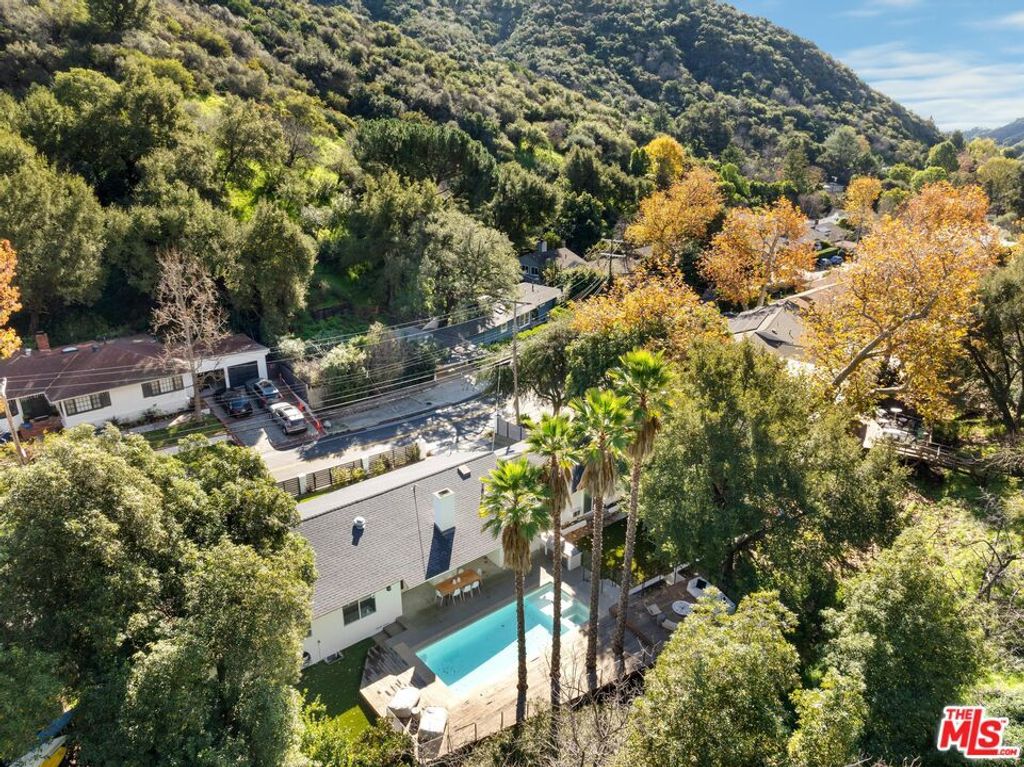 Photo of 3443 Mandeville Canyon Road, Los Angeles, CA 90049 (MLS # 25580249)