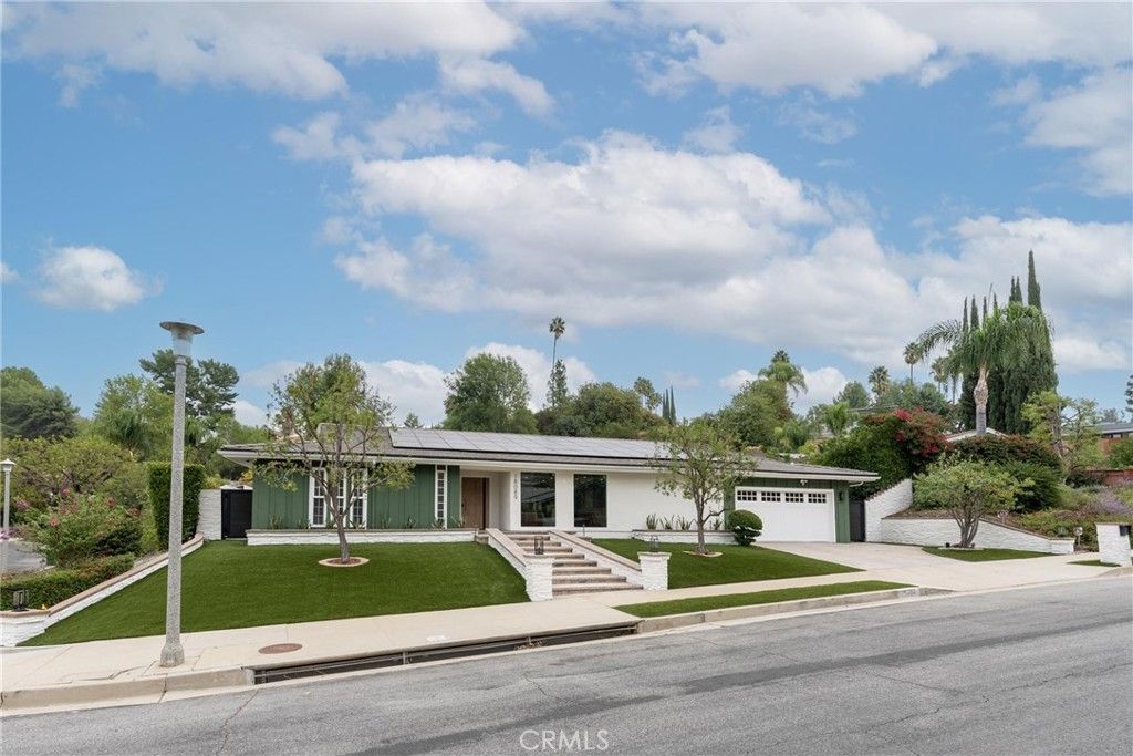 Photo of 18089 Lake Encino, Encino, CA 91316 (MLS # SR25259816)