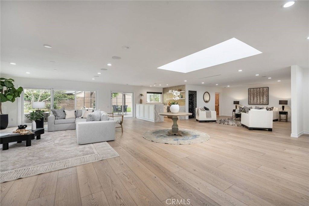 Photo of 18089 Lake Encino, Encino, CA 91316 (MLS # SR25259816)