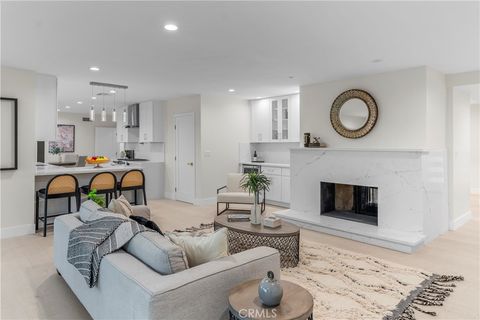 Photo of 16915 Dormie Pl, Encino, CA 91436 (MLS # SR26082825)