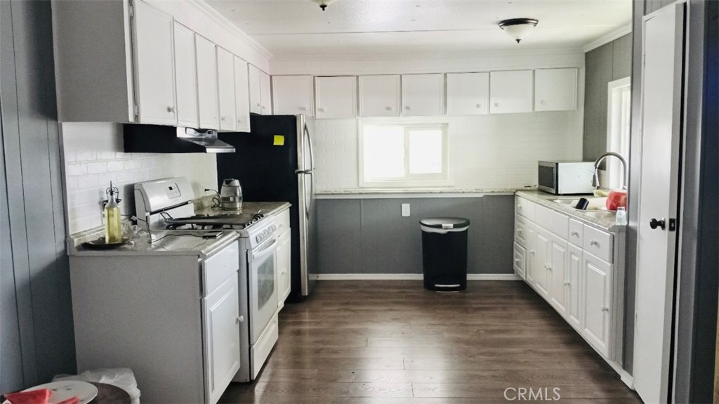 Welcome to your new home, in the desirable Mobile Estates Park, This Charming Mobile Home features origunal two-bedroom and one bath mobile home has been thoughtfully converted into a three-bedroom layout, is totally remodel with the best materials, making it an ideal choice for first time buyers or small families.
Nestled in a friendly park setting, this property offers a warm and inviting atmosphere perfect for creating lasting memories.
with functional kitchen, and the convenience of being in a welcoming community that values family and friendliness.
Take advantage of the beautiful surroundings and the convenient location, which provides easy access to local amenities and recreational activities.
Don't miss out on this wonderful opportunity!!