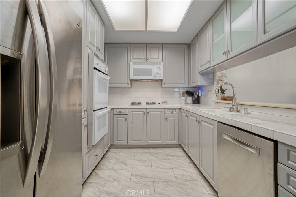 Properties 4 2349 S Beverly Glen Boulevard 201