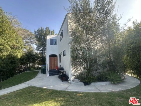 Photo of 5129 Edgewood Place, Los Angeles, CA 90019 (MLS # 26665197)