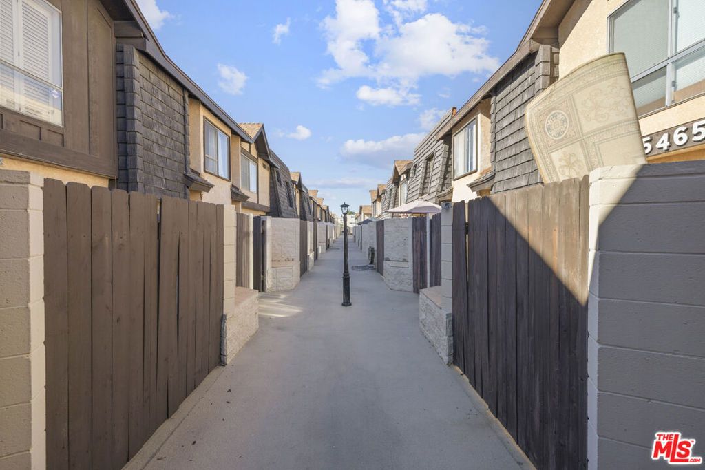 Photo of 5461 Newcastle Avenue #6, Encino, CA 91316 (MLS # 26634497)