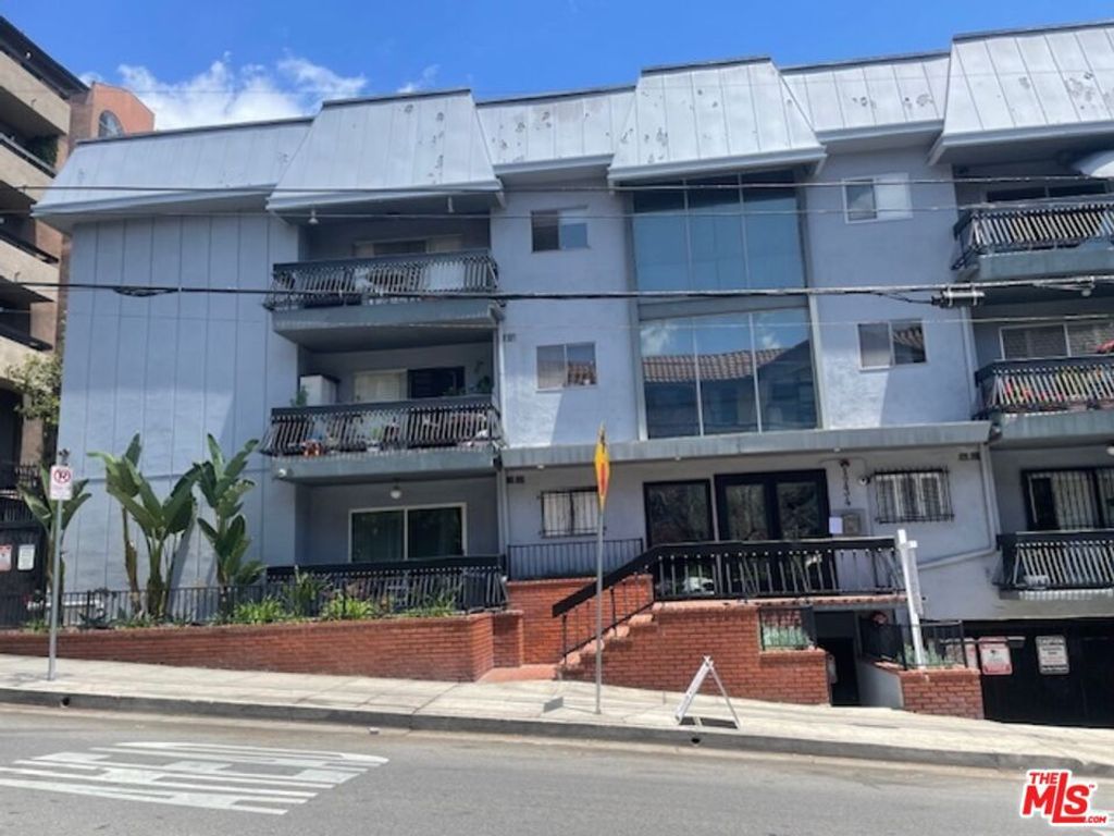 Photo of 1734 N Fuller Avenue #306, Los Angeles, CA 90046 (MLS # 25536939)