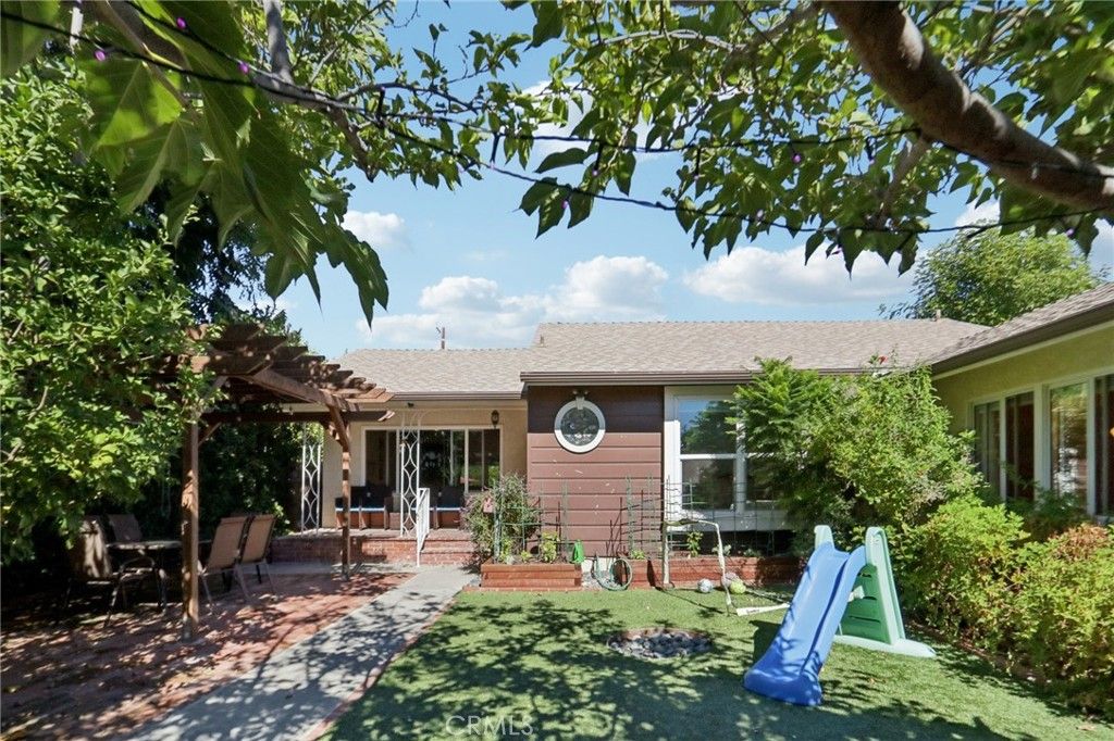 Photo of 18937 Sylvan Street, Tarzana, CA 91335 (MLS # SR25244160)