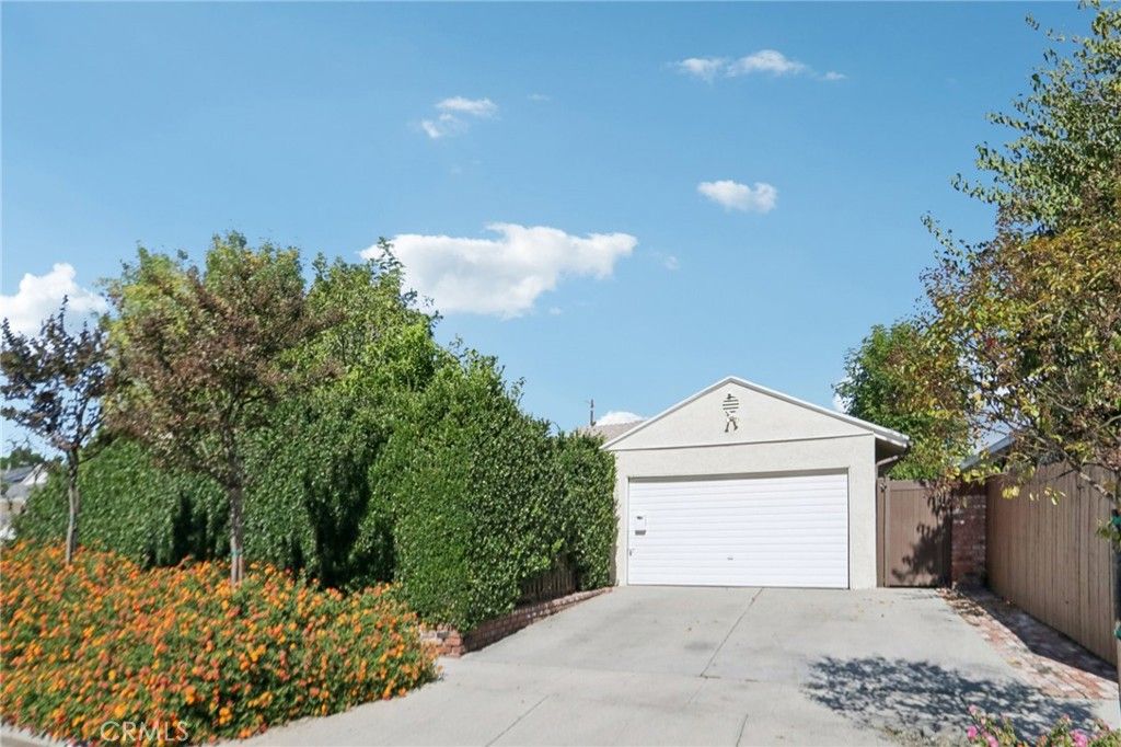 Photo of 18937 Sylvan Street, Tarzana, CA 91335 (MLS # SR25244160)