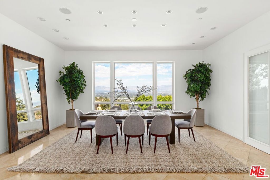 Photo of 14435 Mulholland Drive, Los Angeles, CA 90077 (MLS # 25617313)