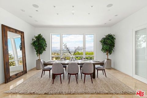 Photo of 14435 Mulholland Drive, Los Angeles, CA 90077 (MLS # 25617313)