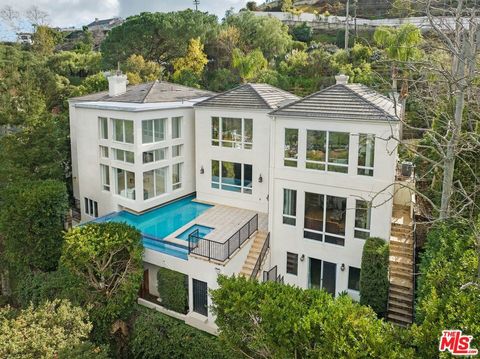 Photo of 14435 Mulholland Drive, Los Angeles, CA 90077 (MLS # 25617313)