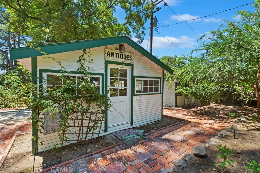 La Canada Flintridge, California 91011, United States, 4 Bedrooms Bedrooms, ,3 BathroomsBathrooms,Residential,Active,186289