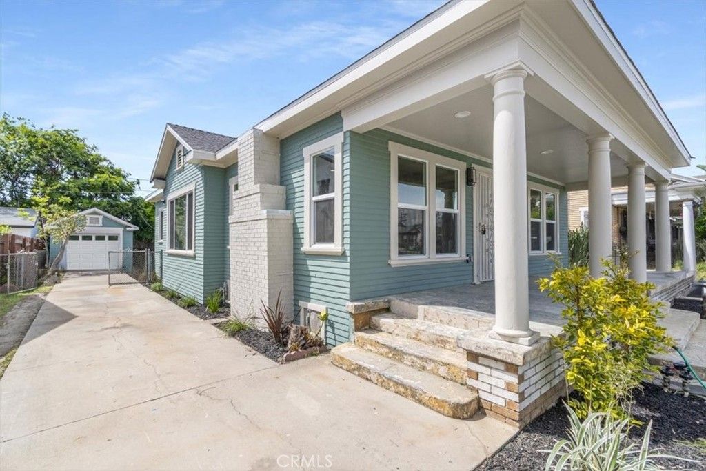 Photo of 4239 S Raymond Avenue, Los Angeles, CA 90037 (MLS # PW26055287)