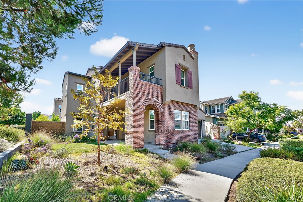 This home is located in the Great Park neighborhood of Irvine. Inside, it features brand-new engineered white oak flooring, and all the countertops, whether in the kitchen or the bathrooms, are brand-new Taj Mahal stone, absolutely beautiful. The interior paint is also freshly done. The layout is very open, with a high-ceiling foyer, a spacious living room, and a large kitchen. There’s also a secondary kitchen, or a wok kitchen, at the back. The house includes four bedrooms and four full bathrooms, all with showers. Upstairs, the three bedrooms, aside from the master, each have their own en-suite bathrooms. There’s also a balcony on the second floor that overlooks the front yard, and the community landscaping is beautiful. Plus, the property is situated on a corner lot, which is definitely an advantage.
