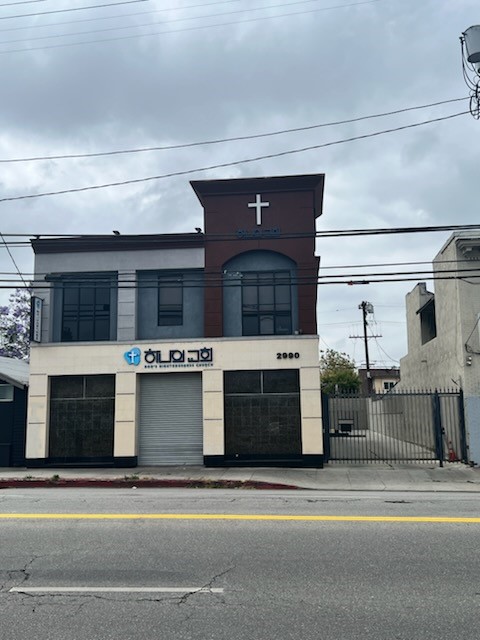Prime FLEX Building for Sale or Lease. - Korea Town, LA (Pico & Western).
The property equipped with HIGH VOLTAGE (440 V). Roll up shutter, Automatic security door.
Well - located and well- maintained FLEX building near of the heart of vibrant Koreatown.
Ideal owner or tenant need mixuse for warehouse, retail booth and medical offices, legal practices, CPA firms, or any business requring a show room space as well as storage space.
Currently a month to month tenant who can vacate on short notice move-in ready soon.
Entire space also available for lease.