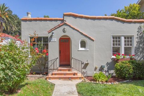 Photo of 212 Gilbert Avenue, Menlo Park, CA 94025 (MLS # ML82044330)