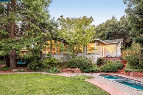 Photo of 4 Greenwood Ct Ct, Orinda, CA 94563 (MLS # 41115303)