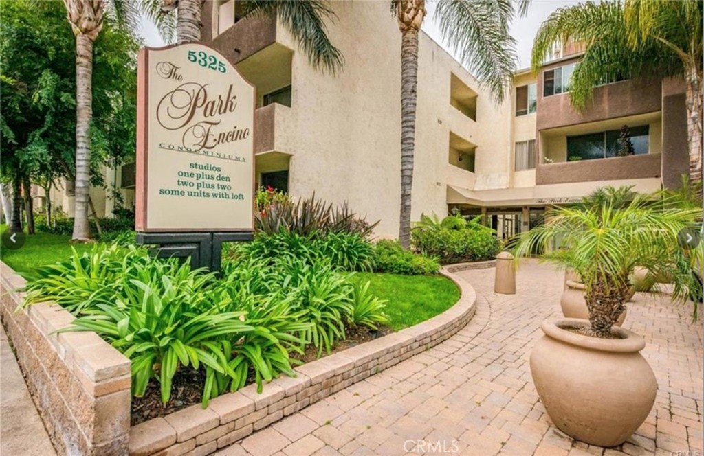 Beautiful remodel STUDIO in the highly desirable Encino PARK.Resort style property. Gated parking. Have fun in the beautiful swimming pool, spacious clubhouse, nearby Ventura Bl.the property has a large balcony. Inside has a fireplace, central AC, hardwood floors . Open kitchen area.
Please contact the listing agent.