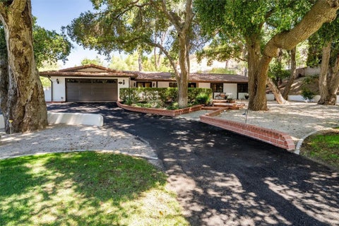 Photo of 15737 Warm Springs DR, Canyon Country, CA 91387 (MLS # SR26203448)