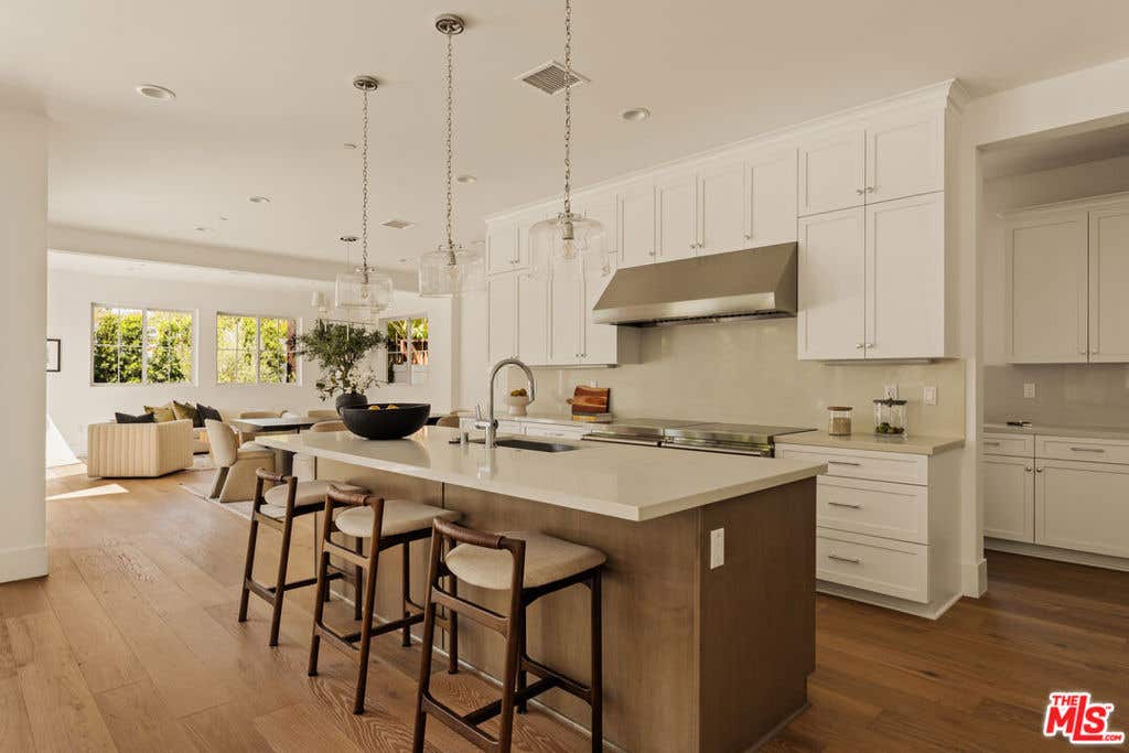 Photo of 9521 Cattaraugus Avenue, Los Angeles, CA 90034 (MLS # 26859613)