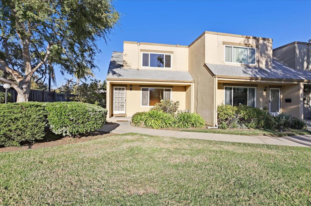 Beautiful end-unit townhome in Santa Clara. Great location, amenities and surrounded by generous gardens. Quaint and safe community with swimming pool. Granite counter tops, and modern bathroom finishes. 2 dedicated parking spaces with direct access to the house. Additional guest parking nearby. The perfect home for living and entertaining. Walk to Levi's Stadium or Light Rail Station - Easy access to Apple, Google, Samsung, Yahoo and Cisco - Close to 237, 101 and 880 - 5 minute drive to great dining, shopping, and the Rivermark Plaza.