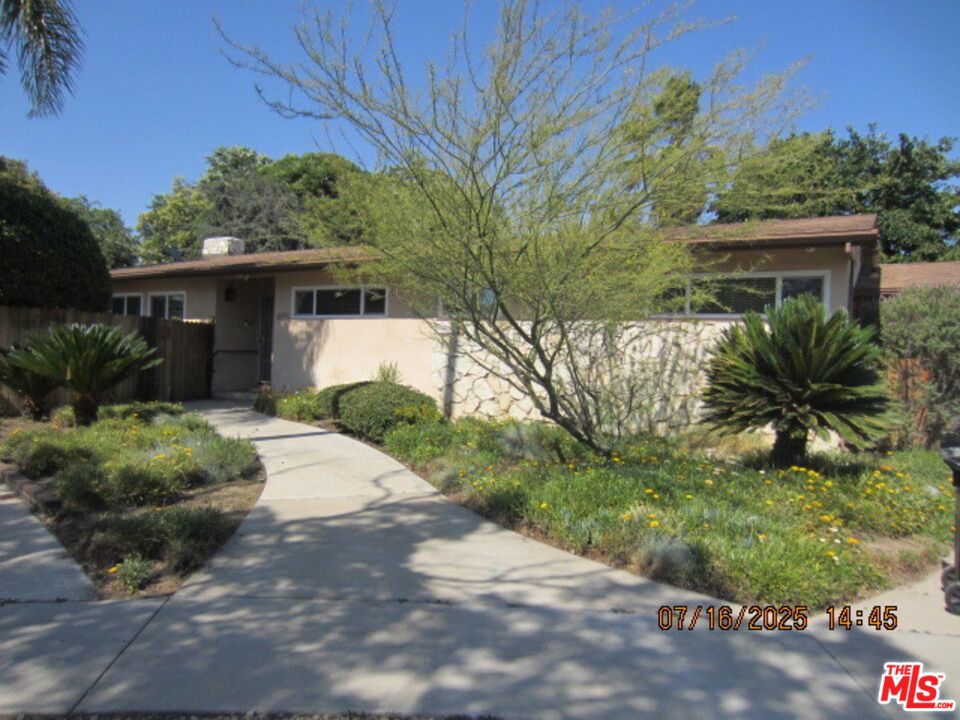 This 3 bedroom & 2 bath gem is tucked away in the vibrant heart of North Hollywood. Perfect blend of classic charm, comfort, style and convenience. Single story, well maintained, custom wood build-ins, a testament to the craftsmanship, and huge yard, ready to serve you for all your outdoor relaxing and entertaining pleasures