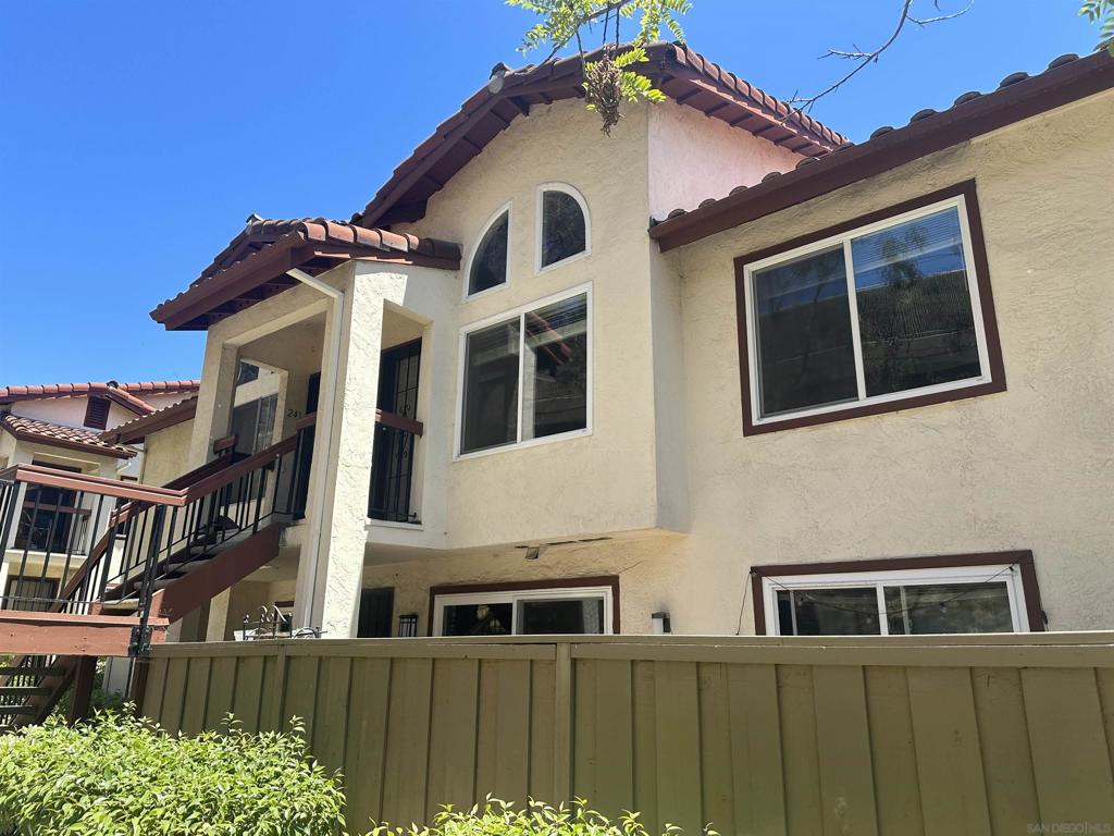 Spacious two-story, 1 bedroom condo with loft available for immediate move in. This second floor condo has a brand new stainless steel refrigerator, new stove, open kitchen to living area, laminate and tile flooring and in-unit laundry. 1 parking included. The community offers a beautiful swimming pool close by. Easy access to I-5 and SR-52. In proximity to UCSD, shopping centers, UTC Mall and trolley line access.