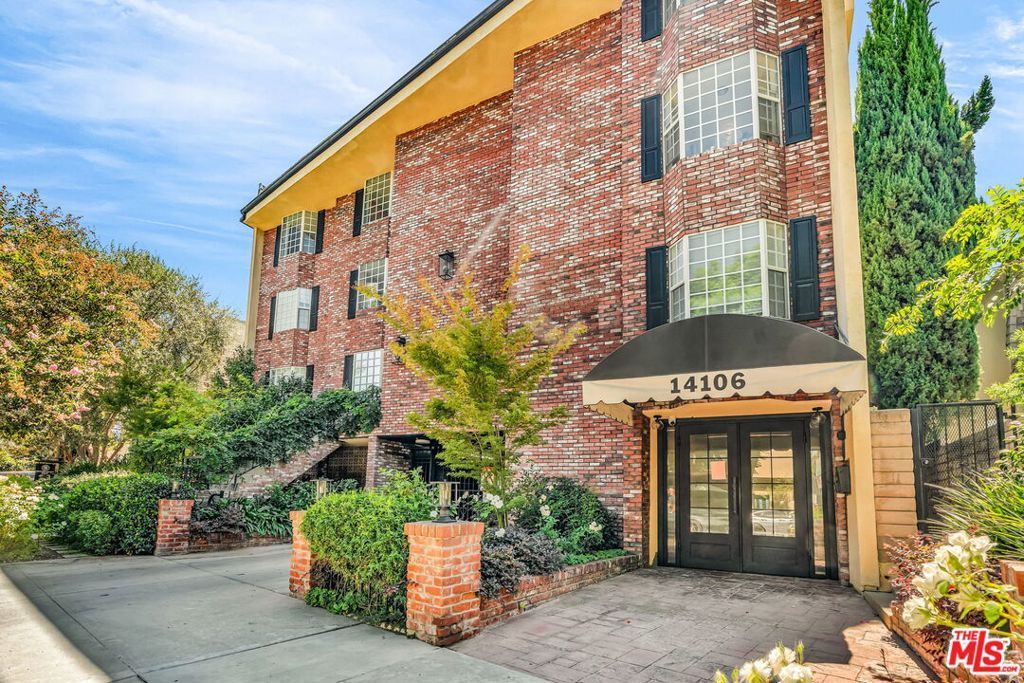 Photo of 14106 Dickens Street #102, Sherman Oaks, CA 91423 (MLS # 25590689)