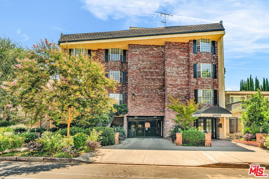 Photo of 14106 Dickens Street #102, Sherman Oaks, CA 91423 (MLS # 25590689)