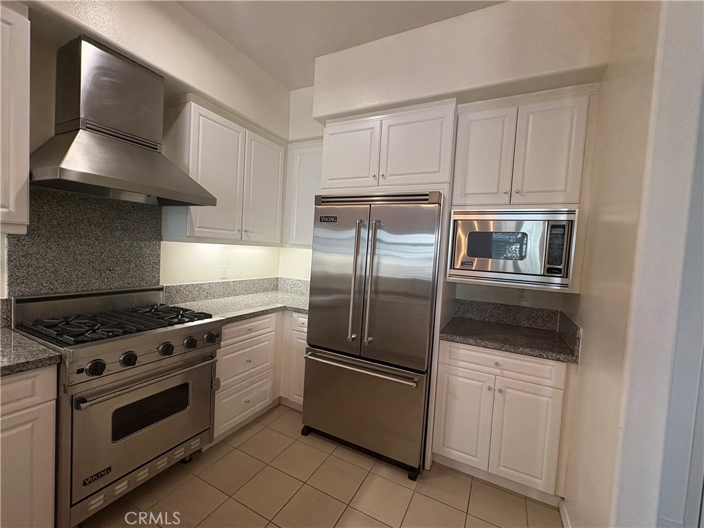 Spectacular and spacious, this 1-bedroom, 1.5-bathroom single-level penthouse is located in the heart of the Marina Del Rey Arts District just two blocks from the beach. Light-filled and thoughtfully designed, the open floor plan features soaring ceilings, rich wood floors, custom window shades, and a cozy fireplace. The chef’s kitchen is equipped with granite countertops, a breakfast bar, and premium Viking stainless steel appliances, ideal for both entertaining and everyday living. The generously sized primary suite offers double closets and a spa-like en-suite bathroom with a dual vanity, separate glass-enclosed shower, and deep soaking tub. A stylish powder room is conveniently located off the main living area for guests. Step outside to your private balcony with turf your own serene retreat for morning coffee or relaxing evenings. The unit also includes central HVAC, in-unit laundry, and two assigned side-by-side garage parking spaces. Residents of this well-maintained building enjoy a full suite of luxury amenities, including a state-of-the-art fitness center, spa, sauna, steam room, hot tub, BBQ area, meeting room, and ample guest parking. With close proximity to shops, dining, entertainment, and easy freeway access, this home offers the perfect balance of coastal living and modern convenience.
