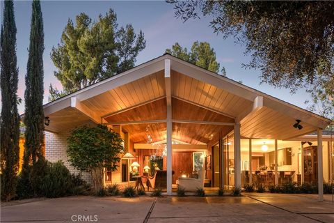 Photo of 2278 Arroyo Dr, Riverside, CA 92506 (MLS # IV26083316)