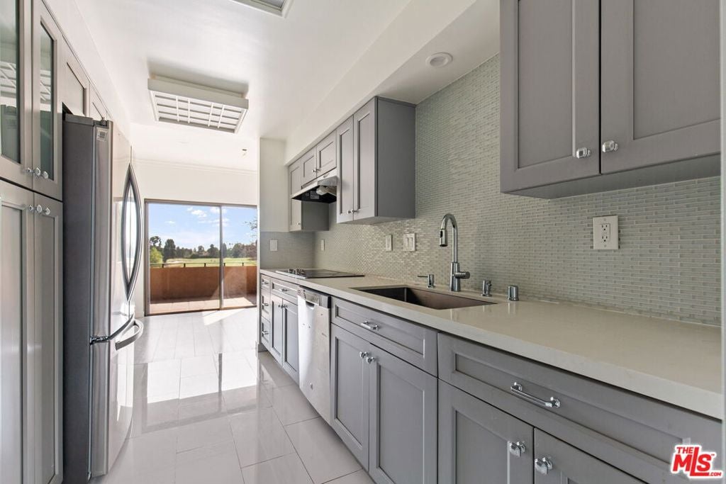 647 Wilcox Avenue 2E, Los Angeles CA 90004