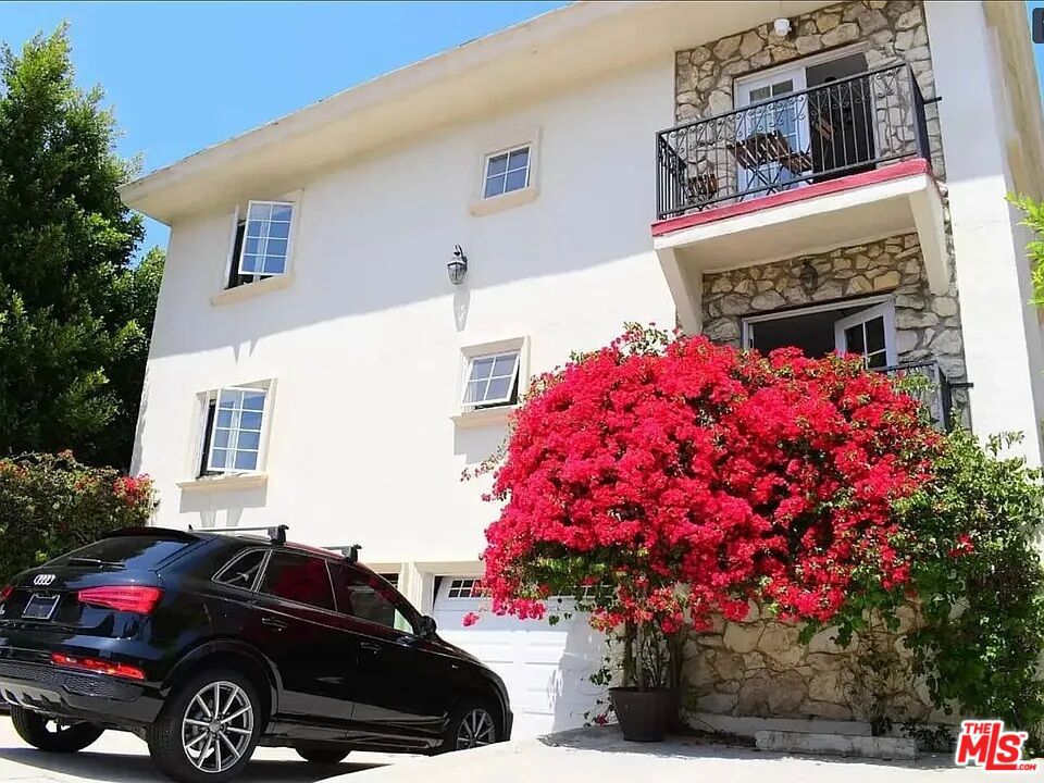 Gorgeous 1 bedroom/ 1 bathroom apartment 6 blocks to the beach Upstairs apartment Freshly painted and ready for move in Large balcony with french doors Tons of closet space Steps away from trendy shops, restaurants, & cafes on Montana Ave & Wilshire blvd Hardwood floors throughout Granite countertops Stainless steel appliances Brand new kitchen with white granite countertops Laundry in unit--located in the kitchen Street parking (requires a permit to park)Pet friendly Tumbled marble bathroom A/C Water/sewer/trash included. Tenant responsible for gas & electric. Pet friendly. 1 yr lease.