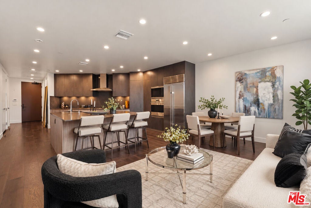 Photo of 724 N Croft Avenue #301, Los Angeles, CA 90069 (MLS # 26104281)