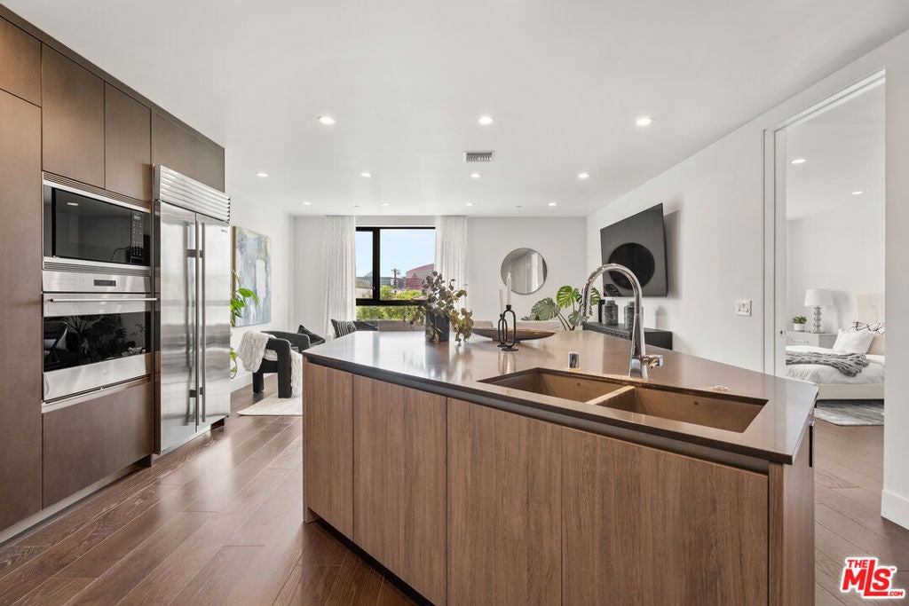 Photo of 724 N Croft Avenue #301, Los Angeles, CA 90069 (MLS # 26104281)