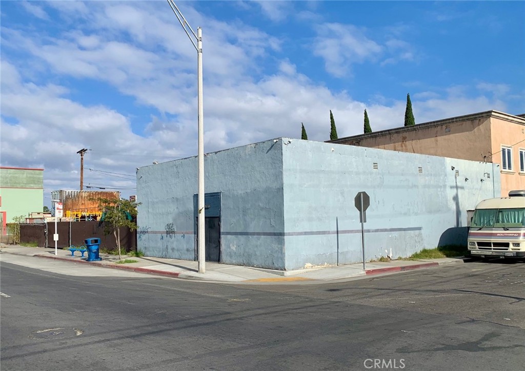 GREAT PROPERTY FOR OWNER USER! CORNER LOT! Situated in a highly sought-after industrial area of Long Beach, conveniently located near the 710 Freeway and Wilmington Boulevard. The 2,400 sqft building and 7442 sqft corner lot features fenced-in yards, offering ample storage space, off-street parking, potential for expansion, and additional workspace. This property is exceptionally suited for an owner-operated business. Spacious Yard – Perfect for storage, additional business operations, Potential room for expansion or additional facilities. High-Traffic Location – Situated in a thriving business area with great exposure Tenant is currently on a month to month lease.