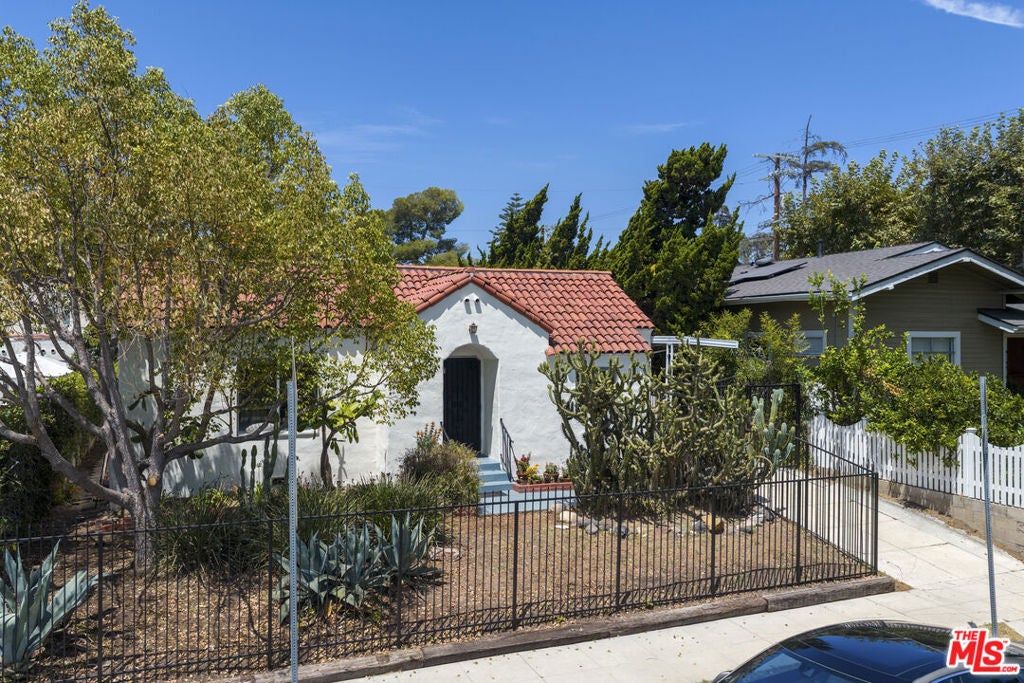 585 N Irving Boulevard, Los Angeles CA 90004