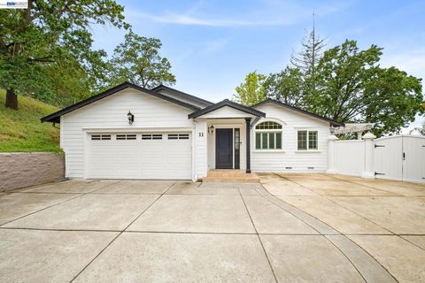 Photo of 11 Rudgear Dr Dr, Walnut Creek, CA 94596 (MLS # 41133748)