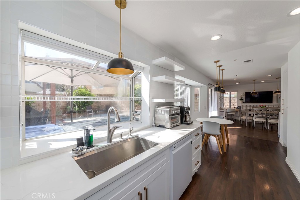 5621 Rostrata Avenue