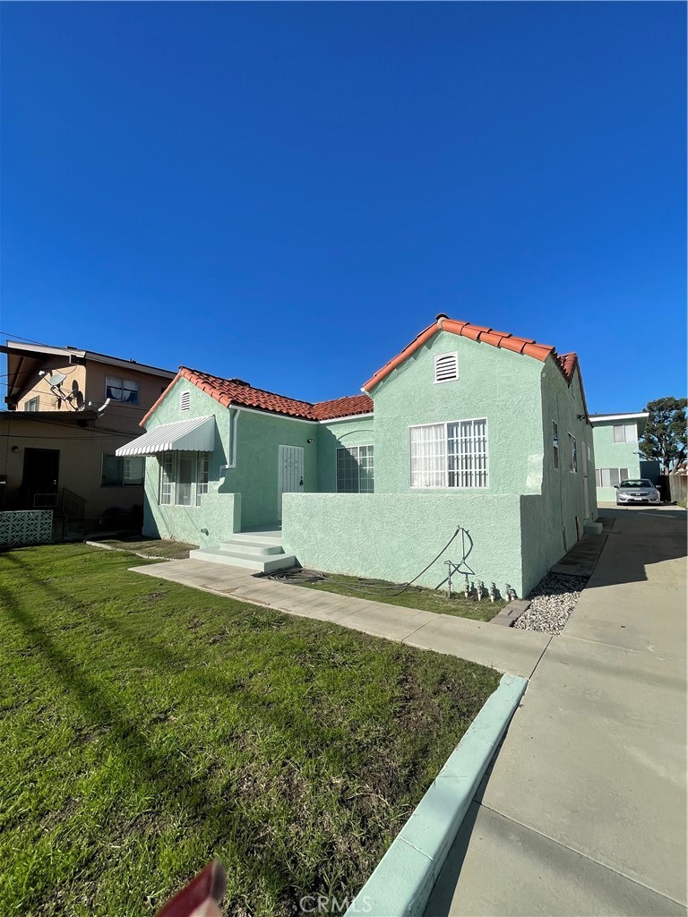 Main image without alt text