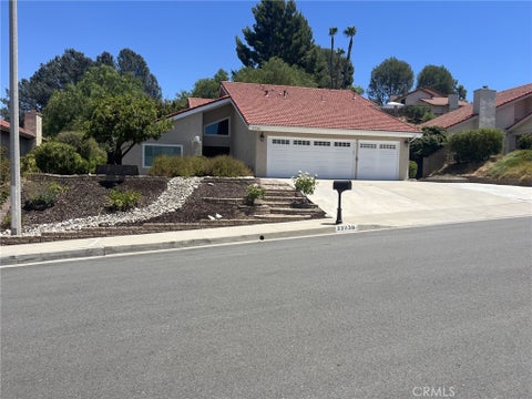Photo of 27730 Sutters Pointe DR, Saugus, CA 91350 (MLS # SR26168825)