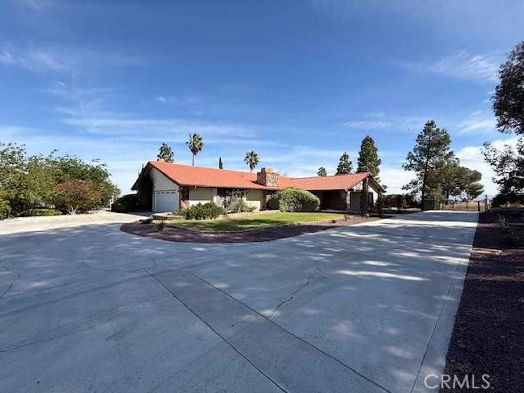 Photo of 27572 Highview Ave, Barstow, CA 92311 (MLS # HD26083990)