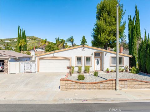Photo of 18933 Claycrest Dr, Canyon Country, CA 91351 (MLS # SR26057966)
