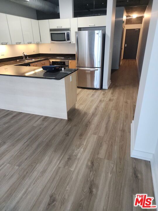 Fantastic Modern Loft with beautiful New Floors throughout! Best location- close to everything. Walking distance to Crypto.com Arena, LA Live, restaurants, museums, transportation and more. Great Living Room with high ceilings, balcony, and view. The unit has hardwood and tile floors, kitchen with granite counter tops, stainless steel appliances. Master bathroom with the tiles and walking closet. The unit has top of the refrigerator washer and dryer. The building featuring many amenities, doorman, screening room, pool, spa, and gym. Call Listing Agent for access.