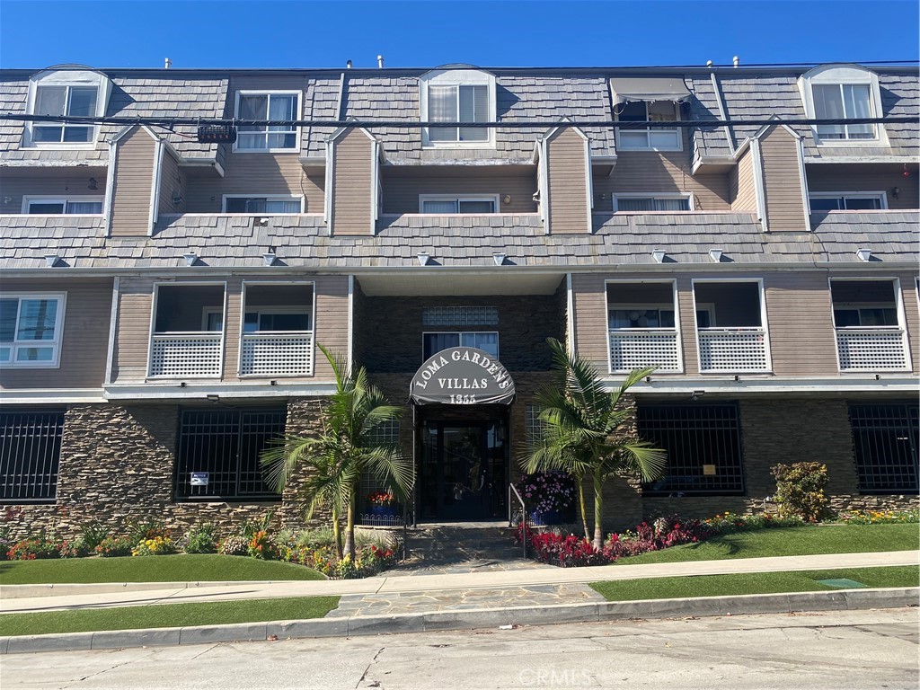 Charming and spacious 1 bedroom condo.
Balcony with soothing ocean breezes. Convenient on-site laundry.
Prime Belmont Heights adjacent location.