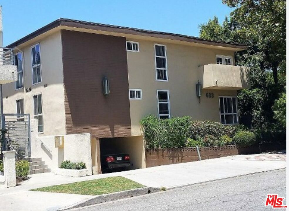 Bright and spacious, 2 bed 2 bath located in the lower level, end-unit in the rear of the property. Lots of large windows in the living room and bedrooms allow for natural light in the unit. Hardwood floors throughout, with A/C wall units in each bedroom and the living room. Dishwasher, built-in Microwave, gas stove, fridge, ceiling fans, and ample storage spaces. Close proximity to the trendy Melrose Blvd, Beverly Center, Urth's Cafe, Cedar-Sinai Medical Center, The Grove, Restaurants, and Grocery stores.