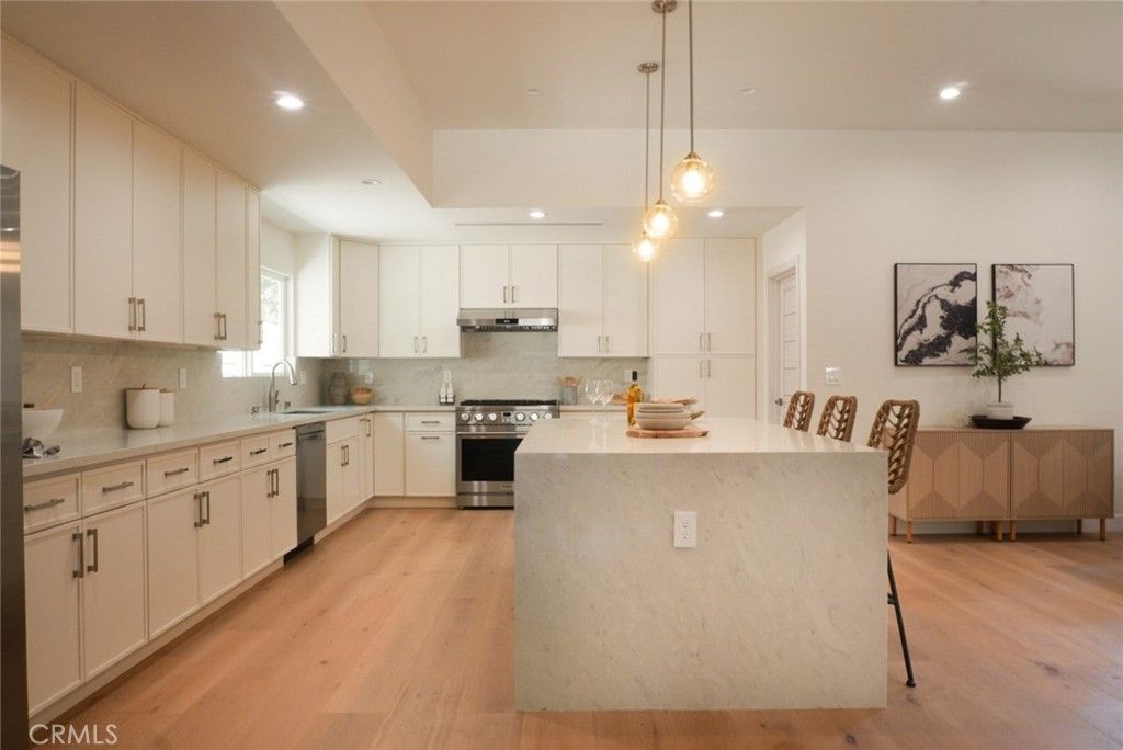 Photo of 17063 Knapp Street, Northridge, CA 91325 (MLS # SR25221348)