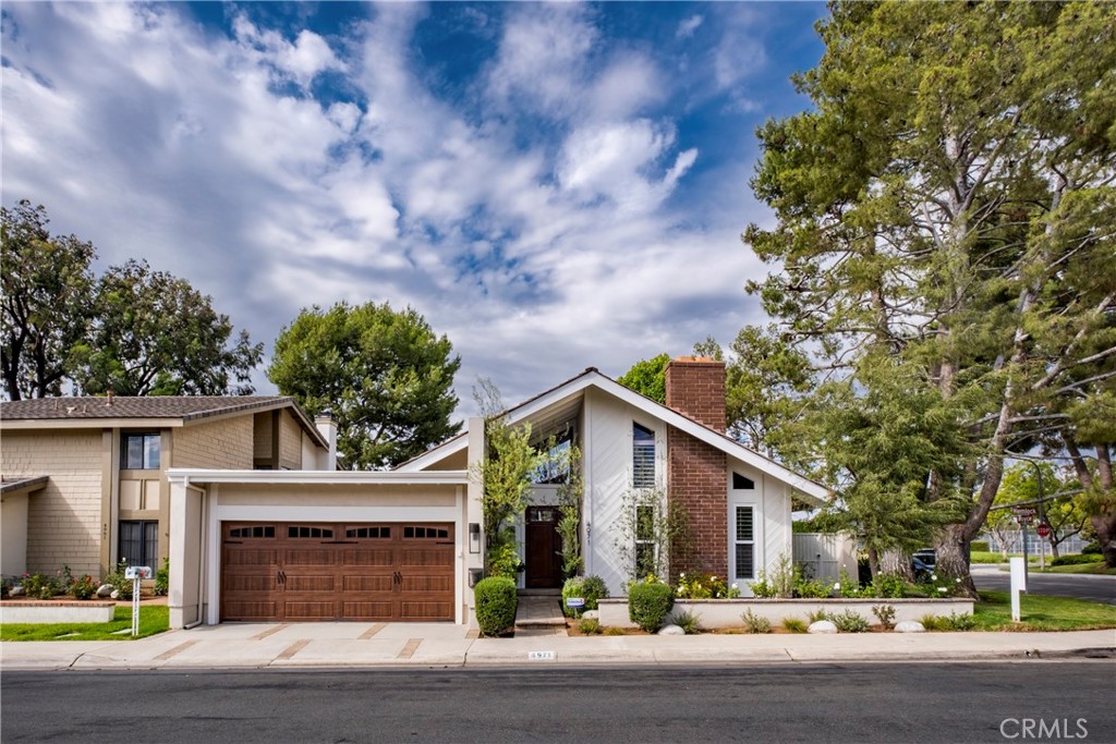 This is a pristine, model perfect and rare single level home in University Park's beautiful Parkside development. Turn-key remodeled Kitchen and Baths with granite and quartz counters, fresh paint, glass tile, custom cabinetry, clean fixtures and mirrors, stainless steel appliances, recessed and customized lighting fixtures, dual panes windows, 6 inch floor moldings, elevated kitchen ceiling, barn door style slider, and custom front door. front, side, rear yards, heating and air conditioning systems, dark hued wood plank flooring throughout entire home, automatic sprinklers, ceiling fan, built in garage cabinetry, closet built-ins in each room, sunny mid house atrium and everything else you could ask for in this stylishly appointed residence. Just a few minutes drive to UCI, blocks to neighborhood park and new remodeled recreation area with large Olympic sized salt water swimming pool, spa, gas barbecues, Clubhouse, Tot lots, lighted pathways, and lighted tennis courts Easy walking distance to shopping, neighborhood schools , parks, libraries, transportation, and medical offices.