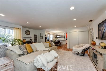 6249 Avenue Juan Diaz
