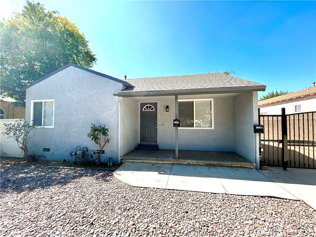 Welcome to this cozy 3-bedroom home featuring recent upgrades throughout, including beautiful wood flooring. The spacious, open floor plan offers a warm and inviting atmosphere, perfect for both relaxing and entertaining.
Enjoy the convenience of being close to freeways, shopping, dining, and schools—making this an ideal location for families. Step outside to a private patio, perfect for small outdoor gatherings and entertaining.