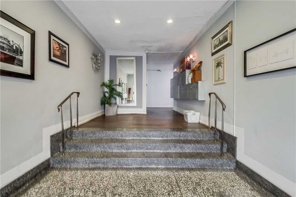 425 S Kenmore Avenue 306